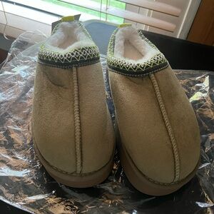 BNWT Pink Lilly Sydney Slipper Size 7 euro 38 Olive